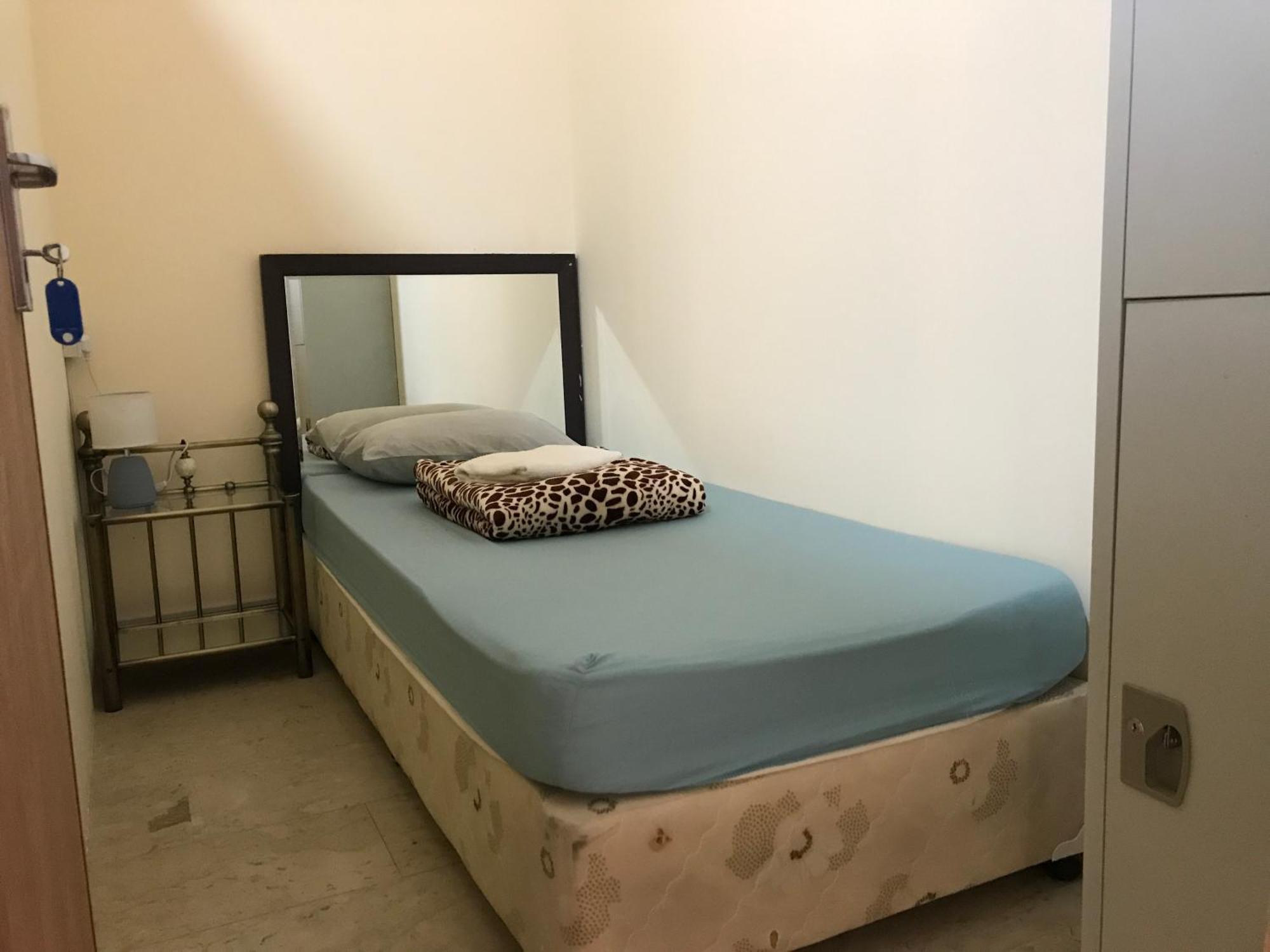 Backpacker's Bed - No Parking Space Homestay Abu Dhabi