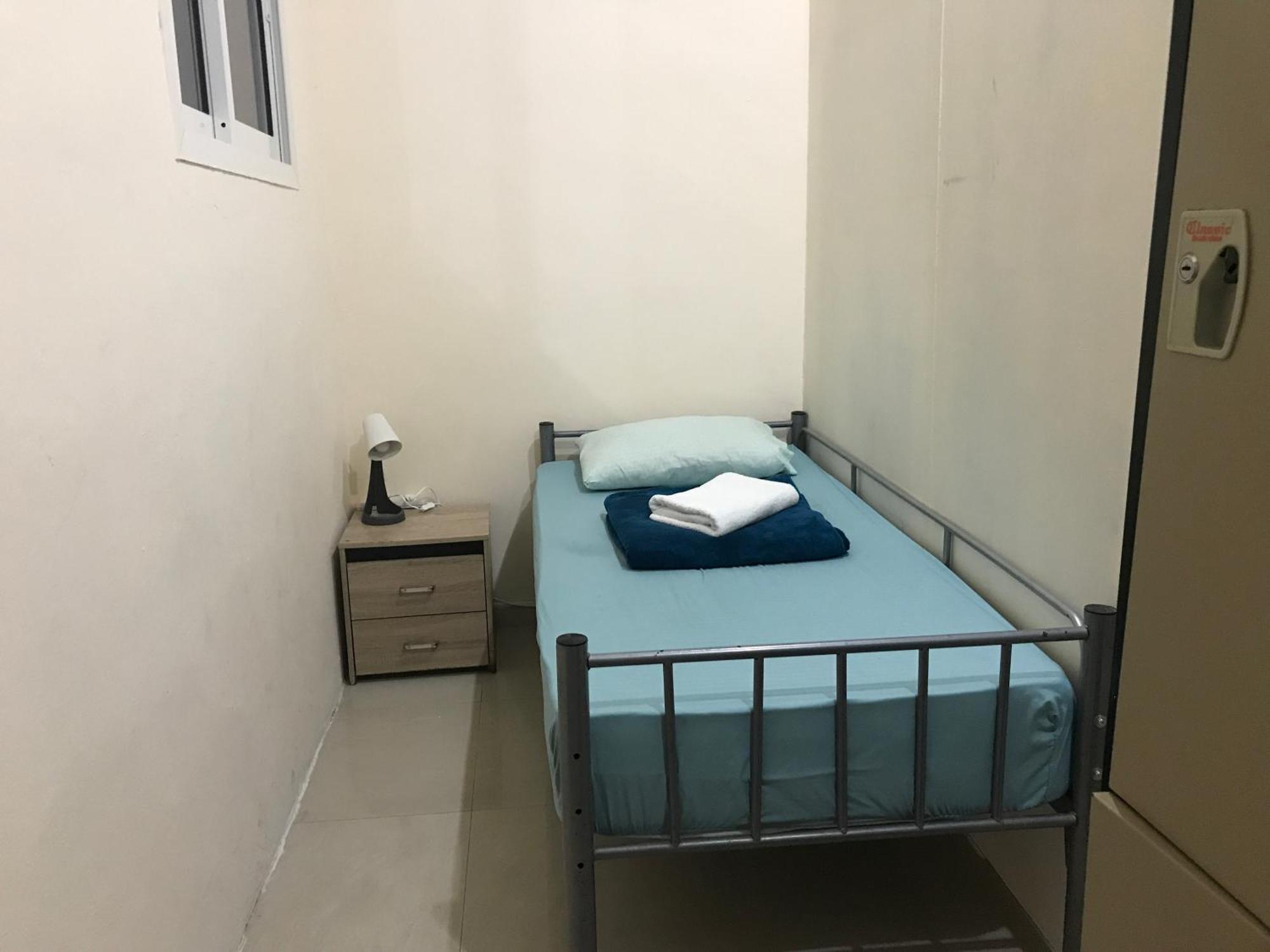 Backpacker's Bed - No Parking Space * Abu Dhabi
