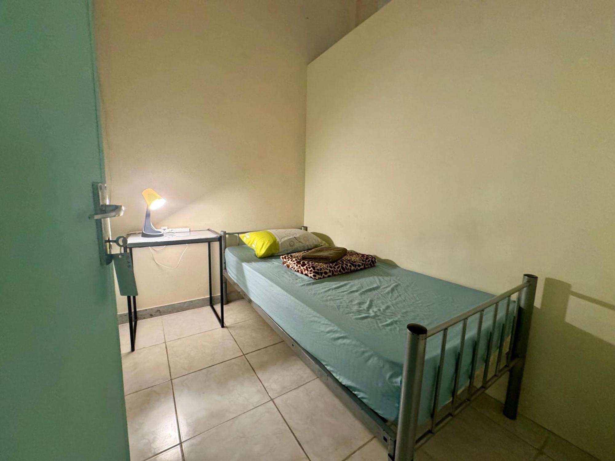 Homestay Backpacker's Bed - No Parking Space